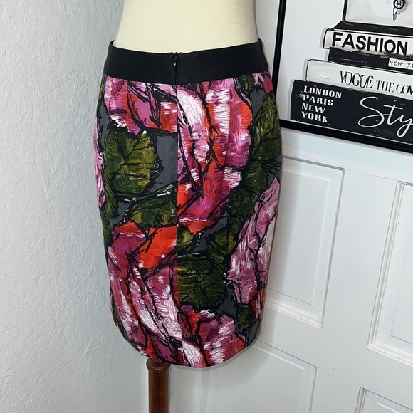 Trina Turk Rose Print Pencil Skirt Size 4 - Picture 2 of 6